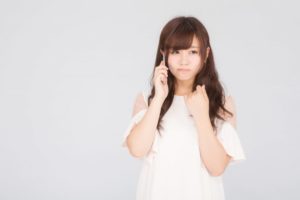 電話をする女性