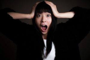 個人情報流出に驚愕する女性