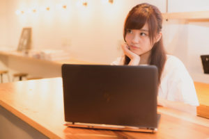 電話占いの口コミを確認する女性
