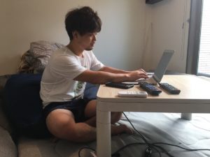 電話占いをするタロウ