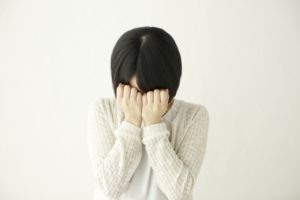 泣いている女性